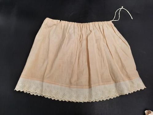 oude beige poppen rok, begin 1900, Verzamelen, Poppen, Zo goed als nieuw, Kleertjes, Ophalen of Verzenden