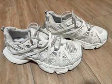 Nieuwe Stijlvolle sneakers – maat 43 (valt als 42) beschikbaar voor biedingen