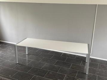 Uitschuifbare eettafel beschikbaar voor biedingen