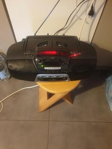 A vendre belle radio JVC + 3 lecteurs CD ! ! 