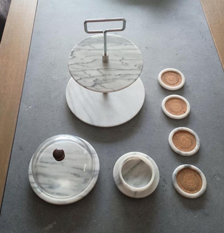 marmer set: kaasstolp/praline toren/kaarshouder/onderzetters, Huis en Inrichting, Keuken | Servies, Gebruikt, Ophalen