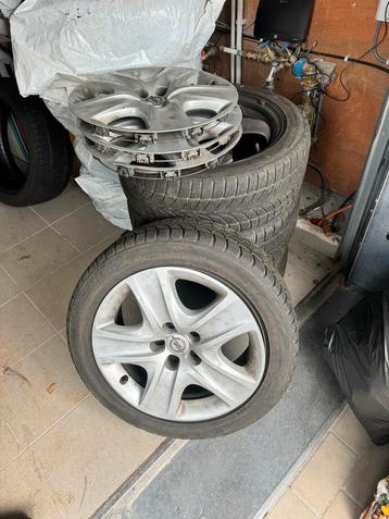 Pneus hiver sur jantes 215/50R17 Opel Astra 2016 disponible aux enchères