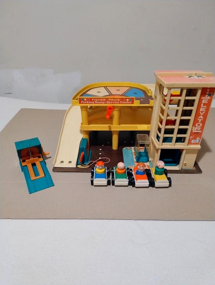 Fisher Price Vintage garage met hefbrug, auto's en popjes, Kinderen en Baby's, Speelgoed | Fisher-Price, Gebruikt, Met geluid
