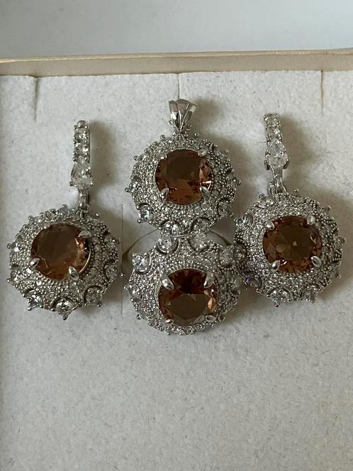 Prachtige zilveren setje met kleurveranderende zultanite, Handtassen en Accessoires, Oorbellen, Nieuw, Knopjes of Stekers, Overige materialen