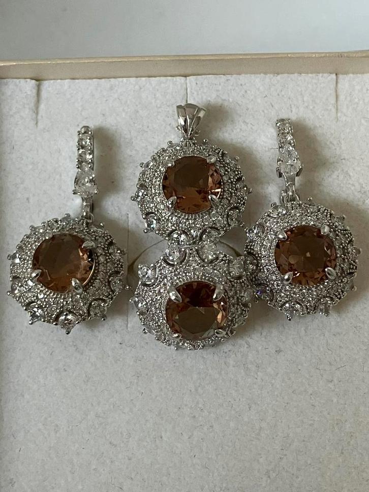 Prachtige zilveren setje met kleurveranderende zultanite, Handtassen en Accessoires, Oorbellen, Nieuw, Knopjes of Stekers, Overige materialen