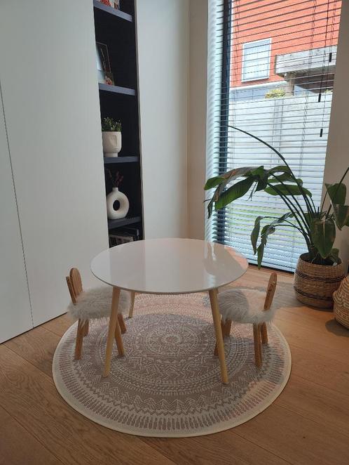 Kinder tafel + stoeltjes + tapijt, Kinderen en Baby's, Kinderkamer | Tafels en Stoelen, Zo goed als nieuw, Tafel(s) en Stoel(en)