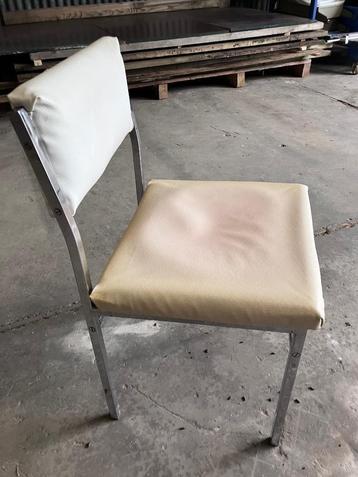 Vintage stoelen  beschikbaar voor biedingen