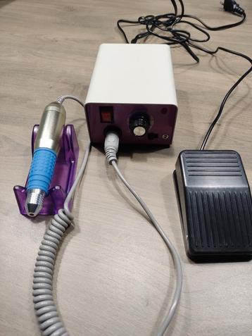 Nagelfrees beschikbaar voor biedingen
