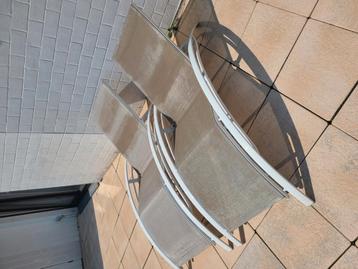 Twee aluminium ligstoelen beschikbaar voor biedingen