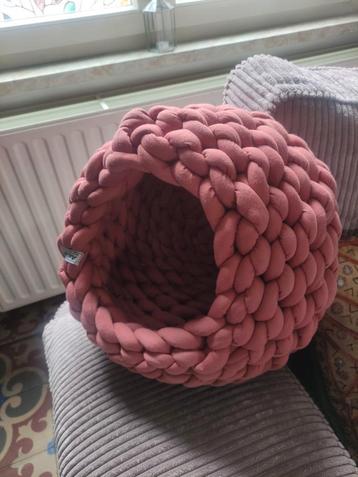 Zacht gevlochten kattenmandje beschikbaar voor biedingen