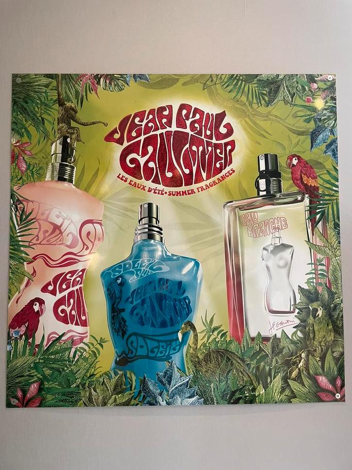 Jean-Paul Gaultier gelamineerde poster met zomerwaterreus, Verzamelen, Parfumverzamelingen, Zo goed als nieuw, Accessoires, Ophalen of Verzenden