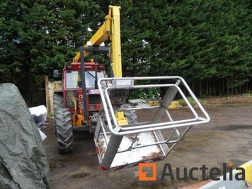 Landbouwtractor met hoogwerker Fiatagri (New Holland) 110-90 beschikbaar voor biedingen