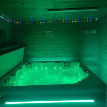 Nieuwe 3 persoons jacuzzi 2 ligplaatse /3 pompen/muziek beschikbaar voor biedingen