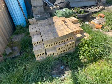 +\- 250 briques  beschikbaar voor biedingen