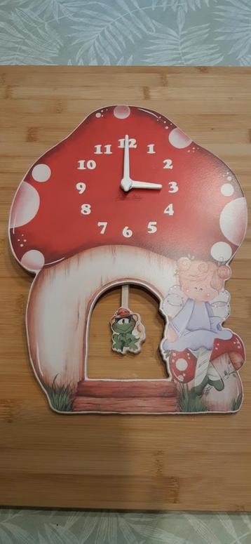 Horloge féerique en forme de champignon avec pendule mobile.