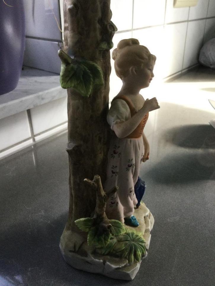 Porseleinen beeldje – meisje met boom en blauw vogeltje, Antiek en Kunst, Antiek | Porselein, Ophalen