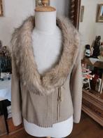 Heel mooie beige cardigan met kraag in nep bont, Ophalen of Verzenden, Zo goed als nieuw, Maat 38/40 (M), Beige