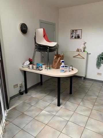 Eettafel 4 personen + 4 designer stoelen. beschikbaar voor biedingen