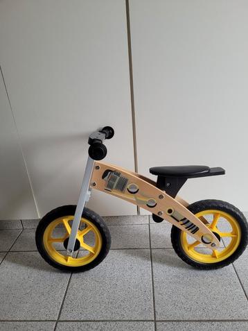 Houten loopfietsje voor jongen, degelijk van bij grootouders beschikbaar voor biedingen