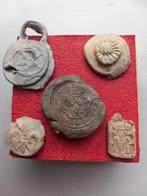 5 middeleeuwse loden zegels, Antiquités & Art, Antiquités | Autres Antiquités, Enlèvement ou Envoi