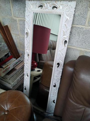 Spiegel wit met uitgestoken zijrand beschikbaar voor biedingen