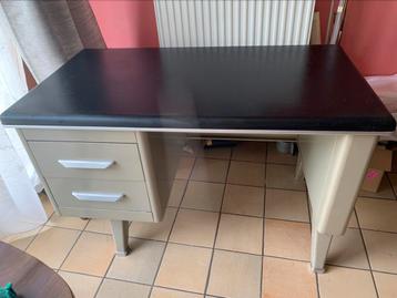 Metalen bureau voor kinderen beschikbaar voor biedingen