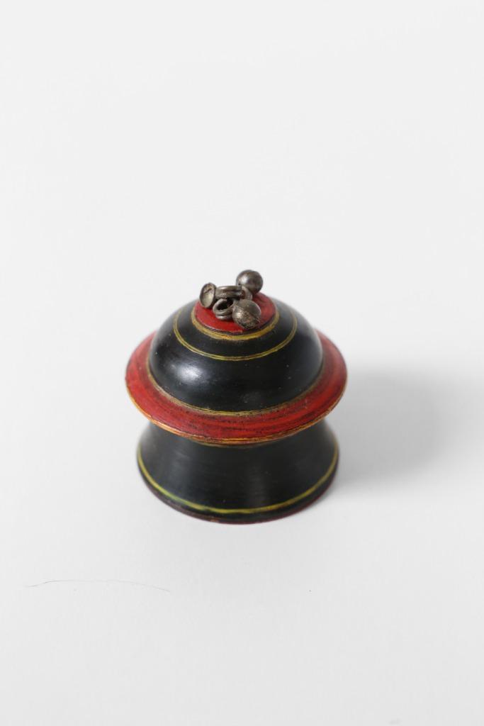 Klein houten Indisch Tikka doosje (zwart), Antiek en Kunst, Curiosa en Brocante, Ophalen of Verzenden