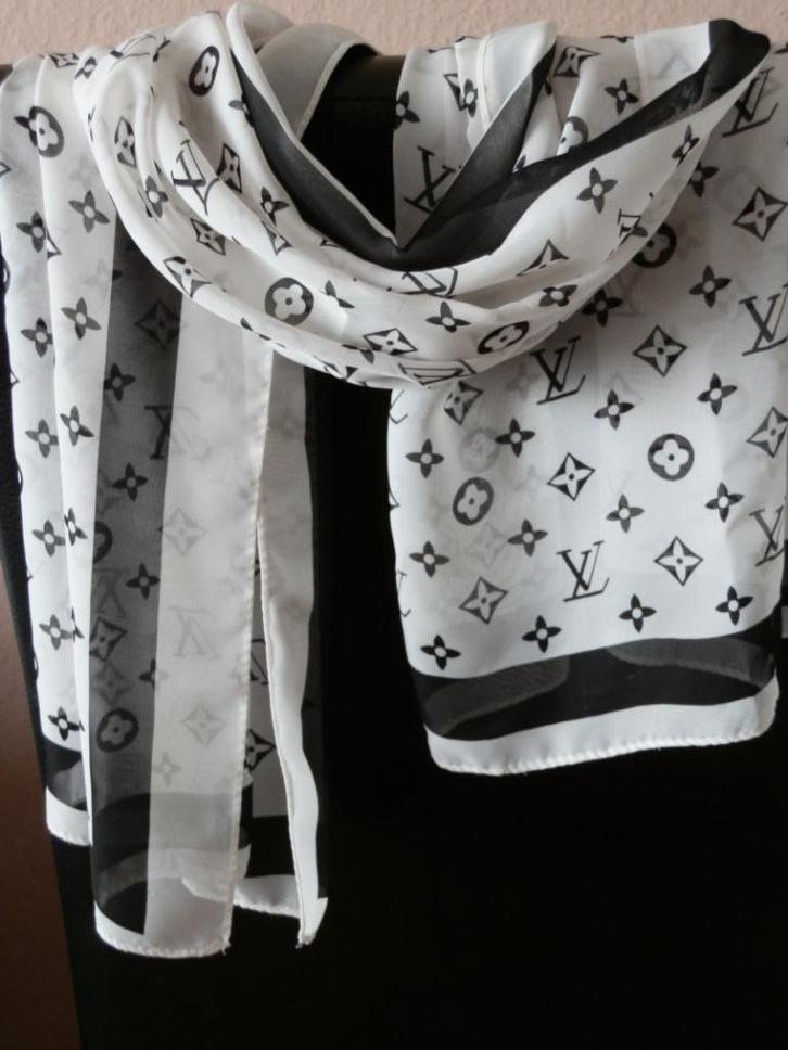 Louis Vuitton logo sjaal. Zijde., Kleding | Dames, Mutsen, Sjaals en Handschoenen, Zo goed als nieuw, Sjaal, Ophalen of Verzenden