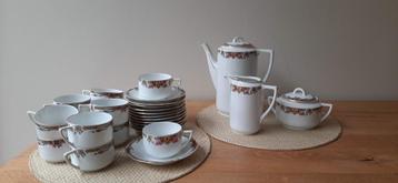 Mooi en fijn porseleinen koffieservies  beschikbaar voor biedingen
