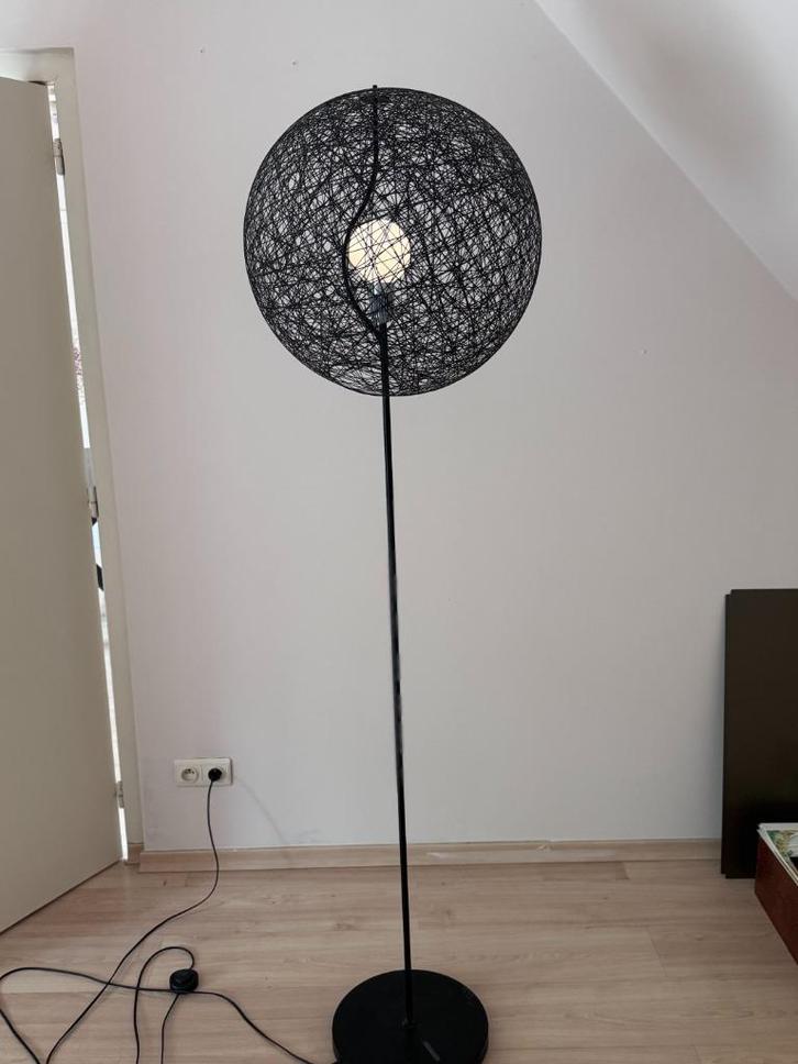 Moooi Staanlamp large nieuwprijs €2900, Antiek en Kunst, Antiek | Meubels | Stoelen en Sofa's, Ophalen