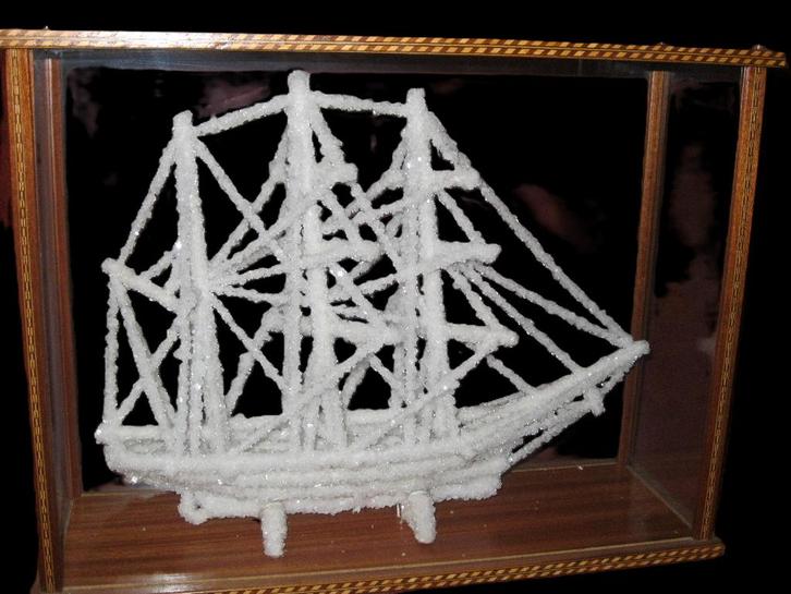 Vintage natuurlijk kristal schip in glasbox, Antiek en Kunst, Curiosa en Brocante, Ophalen