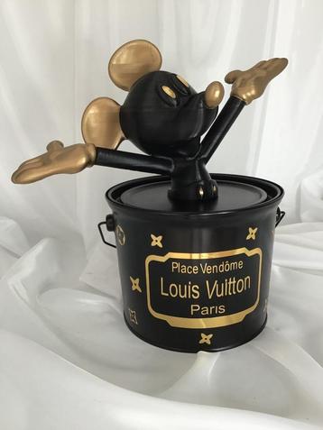 Boîte Mickey Louis Vuitton beschikbaar voor biedingen