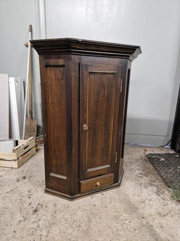 Hoekkast hout beschikbaar voor biedingen
