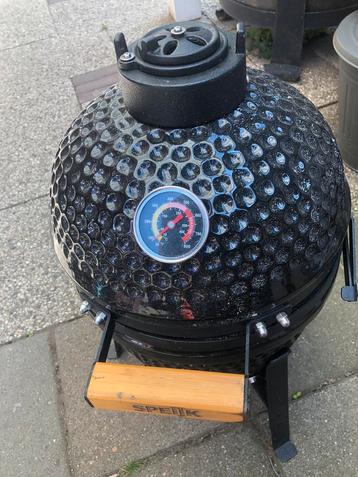 Houtskool barbecue beschikbaar voor biedingen