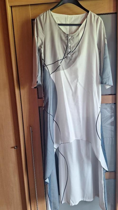 Nieuwe lange jurk in witgrijs M, Kleding | Dames, Jurken, Zo goed als nieuw, Maat 38/40 (M), Wit, Onder de knie, Ophalen of Verzenden