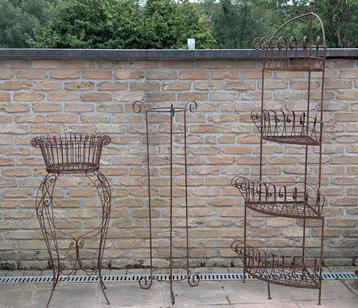3 decoratieve bloembakken in ijzer beschikbaar voor biedingen