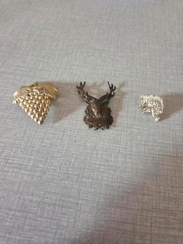 3 insignes beschikbaar voor biedingen