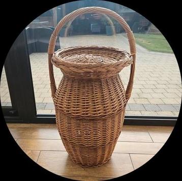 Rieten mand met deksel  beschikbaar voor biedingen