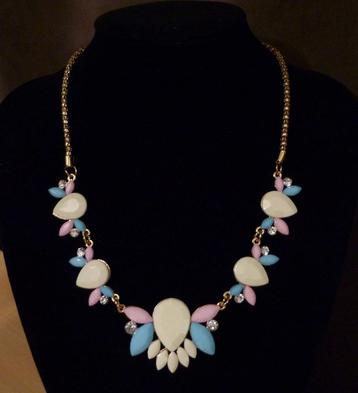 Goudkleurige ketting met pastelkleurige stenen beschikbaar voor biedingen