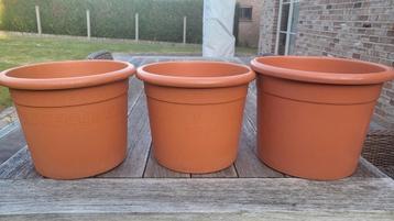 Grote plastieken bloempot €10/st beschikbaar voor biedingen