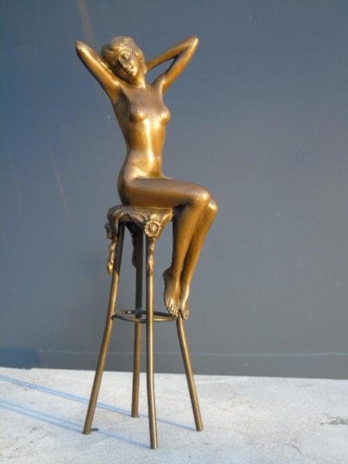 Standbeeld van een naakte vrouw zittend op een bronzen kruk, Antiek en Kunst, Antiek | Brons en Koper, Brons, Ophalen