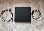 PS4 slim 12.50 + kabels (zie beschrijving), Games en Spelcomputers, Ophalen, Gebruikt, Zonder controller, 1 TB