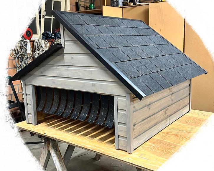 Robotmaaier garage, Tuin en Terras, Tuinhuizen, Zo goed als nieuw, Hout, Ophalen