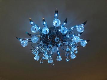 Twee kroonluchters (2 maten) met 3 lichtmodi beschikbaar voor biedingen