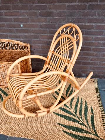 Rotan kinderschommelstoel beschikbaar voor biedingen
