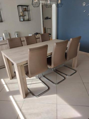 Table de 1,80x95cm avec 6 chaises en très bon état 