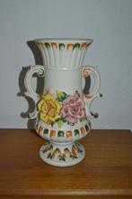 Vintage vaas met bloemen op, Antiek en Kunst, Ophalen