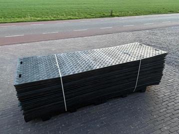 Eenmalige partij: 50 gebruikte kunststof rijplaten 300x100cm beschikbaar voor biedingen