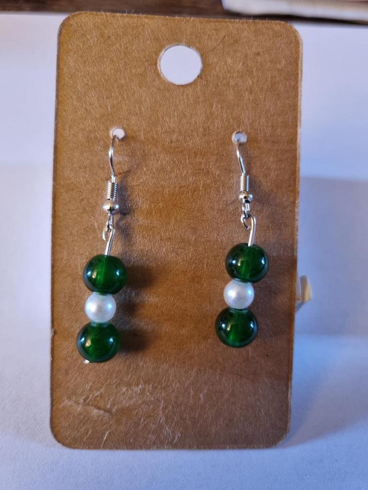 Handgemaakte bosgroene en witte pareloorbellen, Handtassen en Accessoires, Oorbellen, Nieuw, Hangers, Zilver, Groen, Ophalen of Verzenden