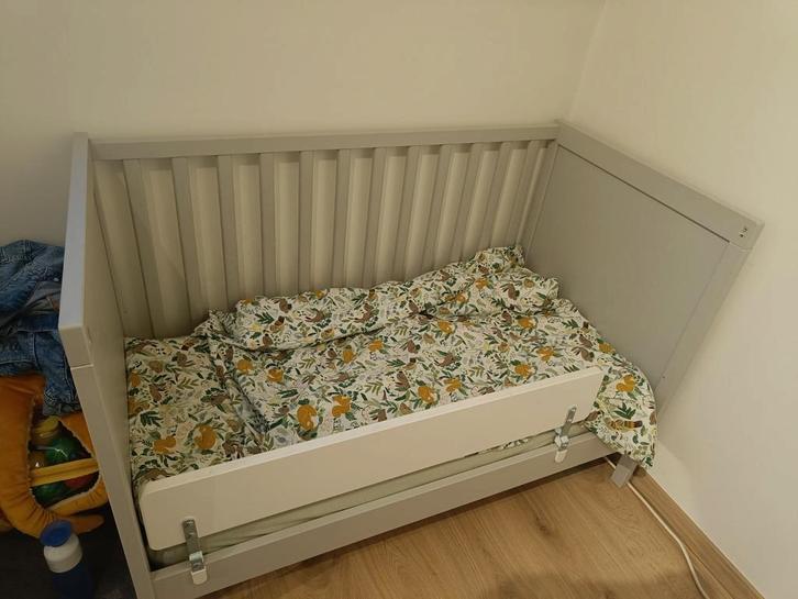 Baby- en peuterbed Ikea grijs, Kinderen en Baby's, Kinderkamer | Bedden, Gebruikt, Ophalen
